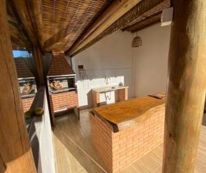 Casa Vermelha Corumbau في كورومباو: غرفة كبيرة مع سرير كبير ومدفأة