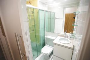 a bathroom with a toilet and a glass shower at Apt Confortável Cent de SP Luz Brás e Bom Retiro in Sao Paulo +15 photos