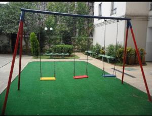 a playground with a swing set in a yard at Apt Confortável Cent de SP Luz Brás e Bom Retiro in Sao Paulo