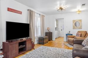 Il comprend un salon doté d'une télévision à écran plat. dans l'établissement Deannie's Cottage, à Fredericksburg