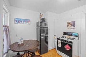 une petite cuisine avec une table et un micro-ondes dans l'établissement Deannie's Cottage, à Fredericksburg