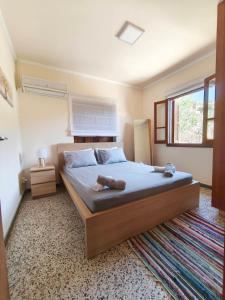 a bedroom with a large bed and a window at Casa del Kampos in Kambos