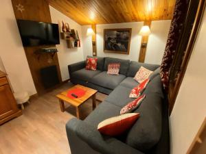 La Plagne TarentaiseLe Chalet De Montchavin - Bel appartement duplex proche du centre MAE-4254的客厅配有灰色沙发和红色枕头 更多7张照片