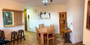 a kitchen and dining room with a table and chairs at Departamentos Innova in Copiapó