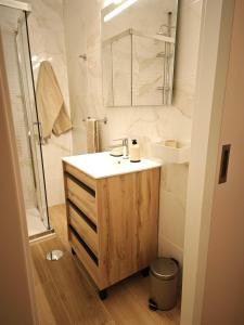 Un baño con lavabo, inodoro y ducha. en Charmoso T1 Varandas de Malpique, en Albufeira