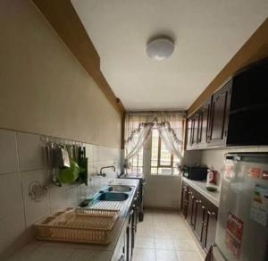 une cuisine avec un évier et un plan de travail dans l'établissement Casa Corp 9, à Sucre