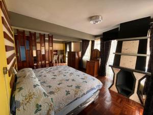 une chambre avec un lit et une cheminée dans l'établissement Casa Corp 9, à Sucre