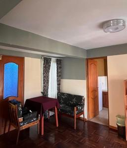 un salon avec un canapé et une table dans l'établissement Casa Corp 9, à Sucre