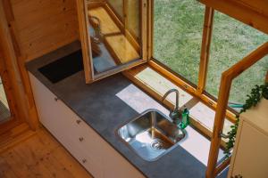 アジャリスにあるCabañas de Allariz - Cabaña 5の小さな家の台所の上面 +40枚の写真