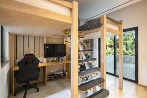 Habitación con literas, escritorio y ordenador. en Villa Avalon - Bedzy Luxury, en Almancil