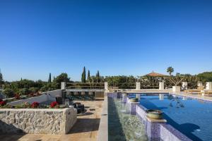 una vista de una piscina en un resort en Villa Avalon - Bedzy Luxury, en Almancil