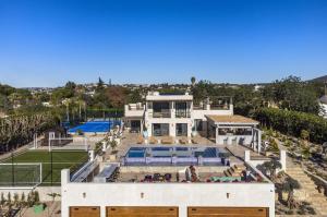 una vista aérea de una casa con piscina en Villa Avalon - Bedzy Luxury, en Almancil