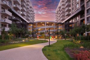 Una representación de un complejo de apartamentos con patio. en Silk District Apartments, en Iaşi