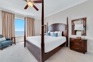 una camera con letto, ventilatore e finestra di Indigo East Unit 403W a Pensacola