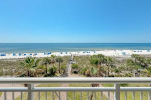 una vista della spiaggia dal balcone di un resort di Indigo East Unit 403W a Pensacola