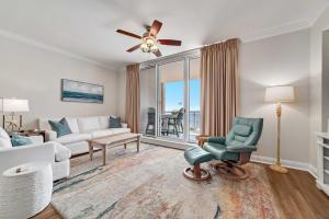 un soggiorno con un divano e una sedia di Indigo East Unit 403W a Pensacola