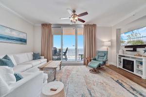 un soggiorno con un divano bianco e una TV di Indigo East Unit 403W a Pensacola Altre 57 foto