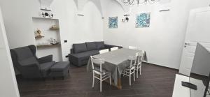 Η κουζίνα ή μικρή κουζίνα στο VB Dream Homes - La Casa di Via XX