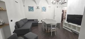 Μια τηλεόραση ή/και κέντρο ψυχαγωγίας στο VB Dream Homes - La Casa di Via XX