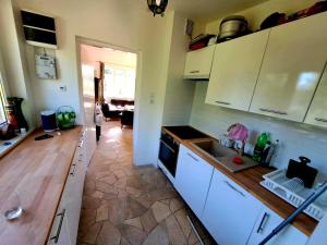Η κουζίνα ή μικρή κουζίνα στο Dom z tarasem wśród pól i lasu - przestronny salon, blisko natury