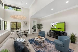 Μια τηλεόραση ή/και κέντρο ψυχαγωγίας στο Modern 3BR Townhome with Pool, Walk to Old Town
