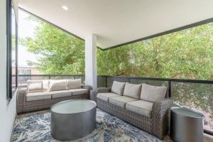 Χώρος καθιστικού στο Modern 3BR Townhome with Pool, Walk to Old Town
