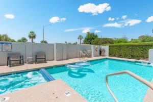 Πισίνα στο ή κοντά στο Modern 3BR Townhome with Pool, Walk to Old Town +42 φωτογραφίες