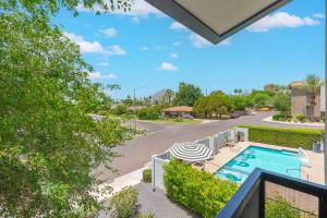 Πισίνα στο ή κοντά στο Modern 3BR Townhome with Pool, Walk to Old Town