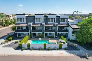 Πισίνα στο ή κοντά στο Modern 3BR Townhome with Pool, Walk to Old Town