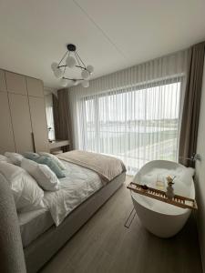 Postel nebo postele na pokoji v ubytování Luxurious Seaside Penthouse + 23 fotografií