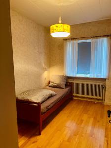 4-bedroom family villa, bath tub, billiards, piano, and fun board games في رودبي: غرفة نوم صغيرة بها سرير ونافذة