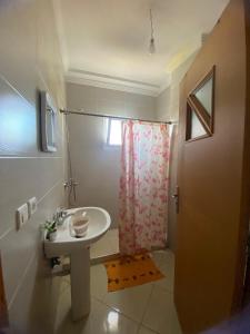 a bathroom with a sink and a shower at شقة جاردينيا - طنجة البالية in Tangier