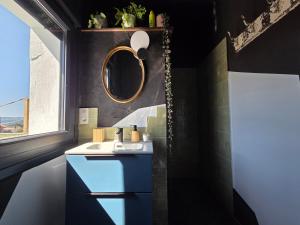 ein Badezimmer mit Waschbecken und Spiegel in der Unterkunft A Casa De Margó, casa con encanto en O Grove in San Vicente do Mar + 11 Fotos