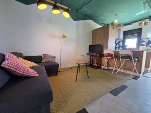 ein Wohnzimmer mit Sofa und Tisch in der Unterkunft A Casa De Margó, casa con encanto en O Grove in San Vicente do Mar