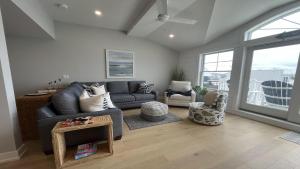 Afbeelding uit fotogalerij van Brand New Bayfront Luxury Townhome With Pool And Elevator in Spray Beach