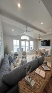 Μια τηλεόραση ή/και κέντρο ψυχαγωγίας στο Brand New Condo With Amazing Bay Views!