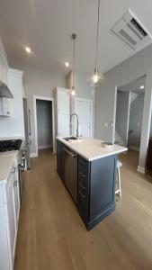 Afbeelding uit fotogalerij van Brand New Bayfront Luxury Townhome With Pool And Elevator in Spray Beach