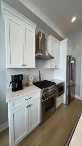 Afbeelding uit fotogalerij van Brand New Bayfront Luxury Townhome With Pool And Elevator in Spray Beach +14 foto's