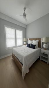 Ένα ή περισσότερα κρεβάτια σε δωμάτιο στο Brand New Condo With Amazing Bay Views!