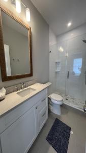 Ένα μπάνιο στο Brand New Condo With Amazing Bay Views!