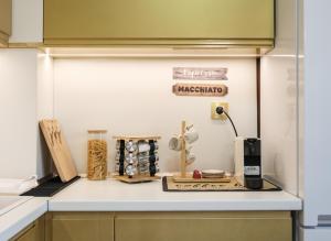 een aanrecht met een koffiezetapparaat bij Heart & Honey - The Romantic Loft in Plovdiv