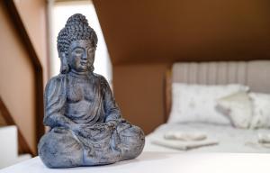 een standbeeld op een tafel naast een bed bij Heart & Honey - The Romantic Loft in Plovdiv