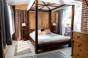 Katil atau katil-katil dalam bilik di Le Mas des Mathes, Chambres d'hôtes, Studios +170 gambar