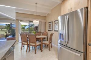 Nhà bếp/bếp nhỏ tại Kapalua Golf Villas 14P1-2