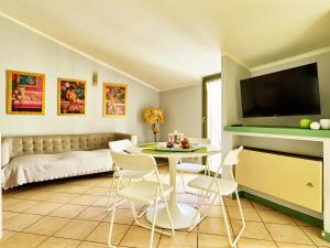 Μια τηλεόραση ή/και κέντρο ψυχαγωγίας στο Elegant Jungle Loft In Centro Storico