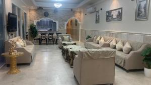 uma grande sala de estar com sofás e uma cozinha em درة العروس شاليه لونج بيتش em Durat Alarous