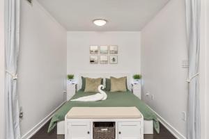 Ένα ή περισσότερα κρεβάτια σε δωμάτιο στο Downtown Urban Oasis I Entertainment District