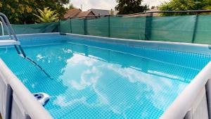 Πισίνα στο ή κοντά στο Álomház Apartman Balatonszabadi