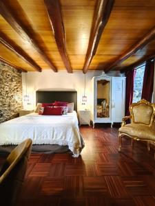 a bedroom with a bed and a chair at Casa Grande de Covas-Apartamentos Turísticos in Taboada +183 photos