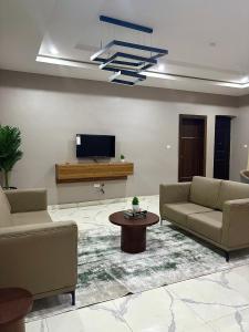 un soggiorno con due divani e una TV a schermo piatto di Carla Apartment 1 bedroom apartment in Surulere a Lagos